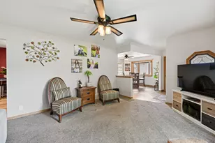 924 S 124th St, West Allis, WI 53214 - Photo 7