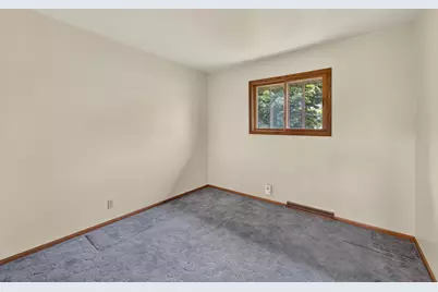 8916 S 84th St, Franklin, WI 53132 - Photo 9