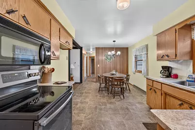 8916 S 84th St, Franklin, WI 53132 - Photo 7