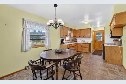 8916 S 84th St, Franklin, WI 53132 - Photo 5