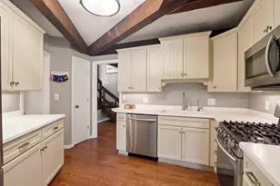 910 Windsor Ct, Fontana, WI 53125 - Photo 9