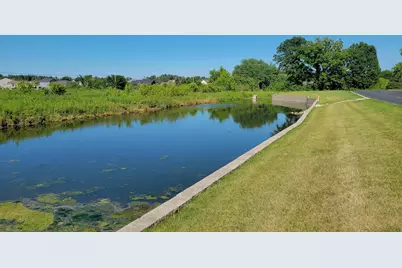 W197N17086  Stonewall Dr, Jackson, WI 53037 - Photo 5