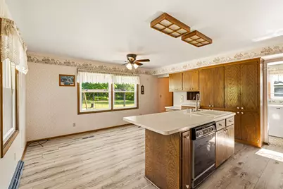 19272 W Coffee Rd, New Berlin, WI 53146 - Photo 7