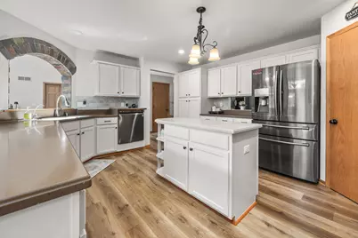 309  Woodlands Ct, Hartland, WI 53029 - Photo 5