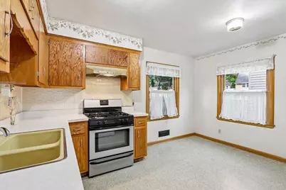 2546 S 99th St, West Allis, WI 53227 - Photo 9
