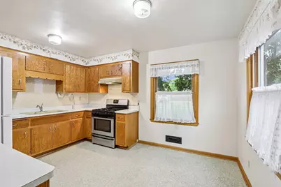 2546 S 99th St, West Allis, WI 53227 - Photo 7