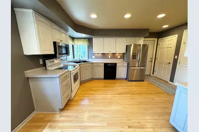 1513  Greenway Ter, Waukesha, WI 53186 - Photo 9