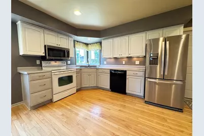1513  Greenway Ter, Waukesha, WI 53186 - Photo 5