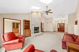 W270N2568 Orchard Ln, Pewaukee, WI 53072 - Photo 9