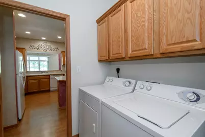 5394 S Butterfield Way, Greenfield, WI 53221 - Photo 9