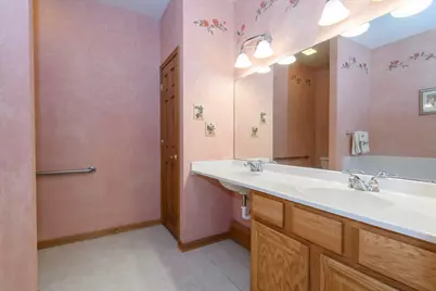 5394 S Butterfield Way, Greenfield, WI 53221 - Photo 15
