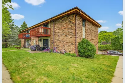 627  Hartridge Dr, Hartland, WI 53029 - Photo 1