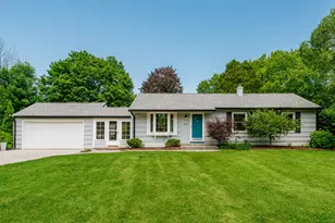 834 E Glencoe Pl, Bayside, WI 53217 - Photo 1