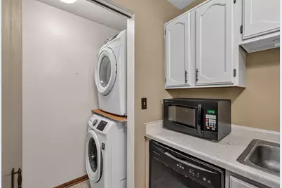 W177N9776  Riversbend Cir, Germantown, WI 53022 - Photo 7