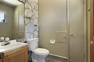 6924 Whitewater St, Racine, WI 53402 - Photo 17