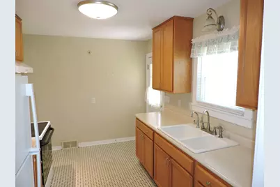 127 N Pleasant Ave, Jefferson, WI 53549 - Photo 9