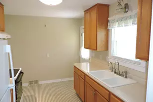 127 N Pleasant Ave, Jefferson, WI 53549 - Photo 9
