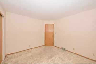 2400 W Edgerton Ave, Milwaukee, WI 53221 - Photo 17