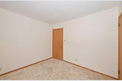 2400 W Edgerton Ave, Milwaukee, WI 53221 - Photo 15