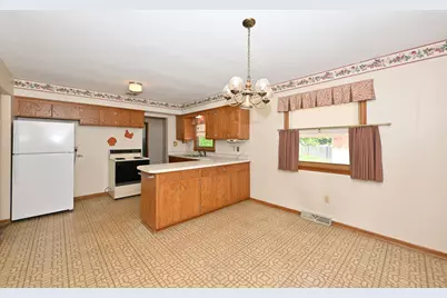2400 W Edgerton Ave, Milwaukee, WI 53221 - Photo 9
