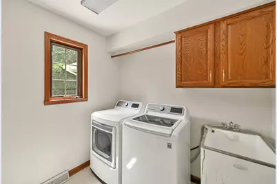 14285 W North Oak Blvd, New Berlin, WI 53151 - Photo 17