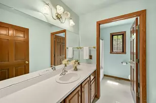 14285 W North Oak Blvd, New Berlin, WI 53151 - Photo 25
