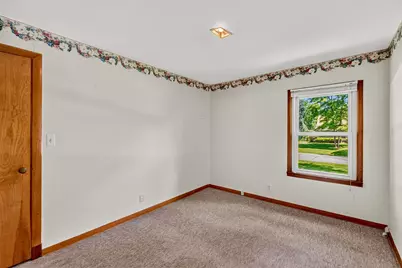 5375 S Tuckaway Dr, Greenfield, WI 53221 - Photo 17