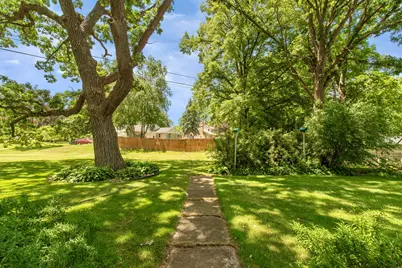 5375 S Tuckaway Dr, Greenfield, WI 53221 - Photo 7