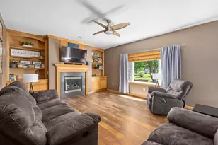 912 Silver Dr, Holmen, WI 54636 - Photo 5