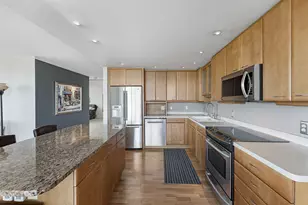 929 N Astor St, Milwaukee, WI 53202 - Photo 5