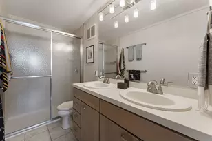 929 N Astor St, Milwaukee, WI 53202 - Photo 11