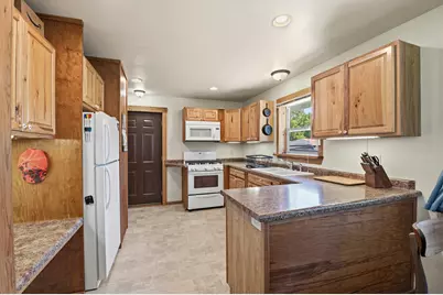 1019 S Sixth St, De Pere, WI 54115 - Photo 9