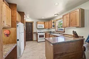 1019 S 6th St, De Pere, WI 54115 - Photo 9