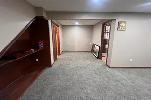 4615 S Woodland Dr, Greenfield, WI 53220 - Photo 13