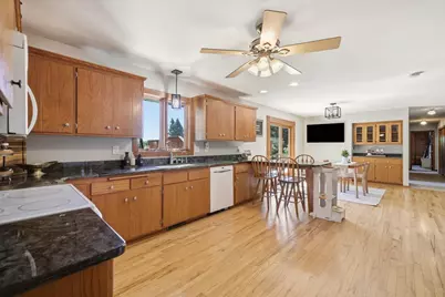 4112  Mueller Dr, Hartford, WI 53027 - Photo 7