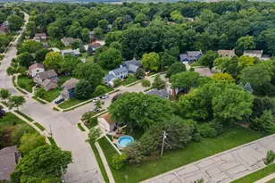 1237 Cavalier Dr, Waukesha, WI 53186 - Photo 7