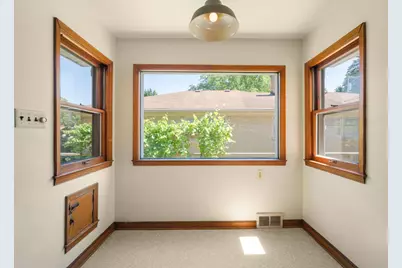 5653 N Milwaukee River Pkwy, Glendale, WI 53209 - Photo 11