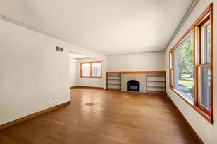 5653 N Milwaukee River Pkwy, Glendale, WI 53209 - Photo 3
