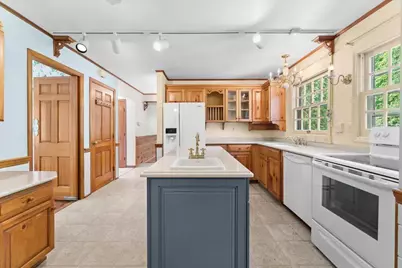 11645 N Hillside Ln, Mequon, WI 53092 - Photo 9