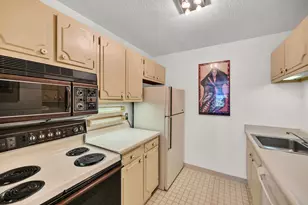 929 N Astor St, Milwaukee, WI 53202 - Photo 13