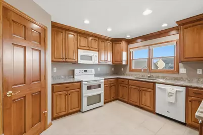 272  Highland Dr, Belgium, WI 53004 - Photo 9