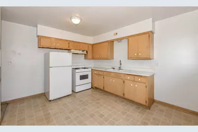 2424 W Howard Ave, Milwaukee, WI 53221 - Photo 11