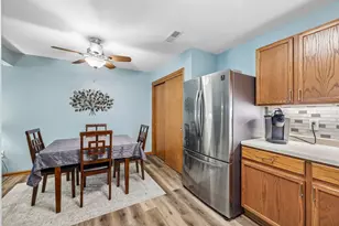 W240N2550 E Parkway Meadow Cir, Pewaukee, WI 53072 - Photo 5