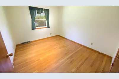 10520 W Monastery Dr, Franklin, WI 53132 - Photo 17