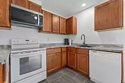 6902  Brian Dr, Racine, WI 53402 - Photo 9