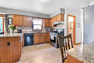 N172W20516 Hazelwood Ln, Jackson, WI 53037 - Photo 5