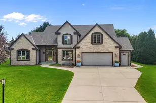 13600 W Eagle Trace, New Berlin, WI 53151 - Photo 3