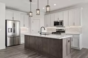 W251N2399 Valleyview Cir, Pewaukee, WI 53072 - Photo 3
