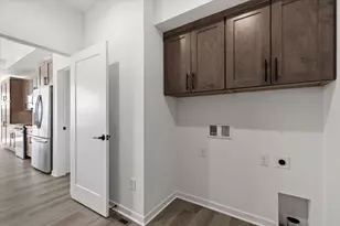 W251N2413 Valleyview Cir, Pewaukee, WI 53072 - Photo 23