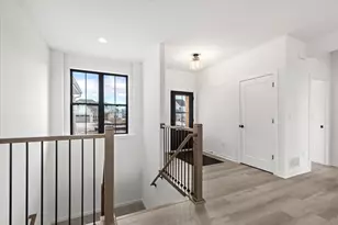 W251N2413 Valleyview Cir, Pewaukee, WI 53072 - Photo 9